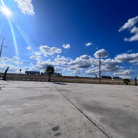 Oyo Garden Inn And Suites Pearsall I-35 East Екстериор снимка