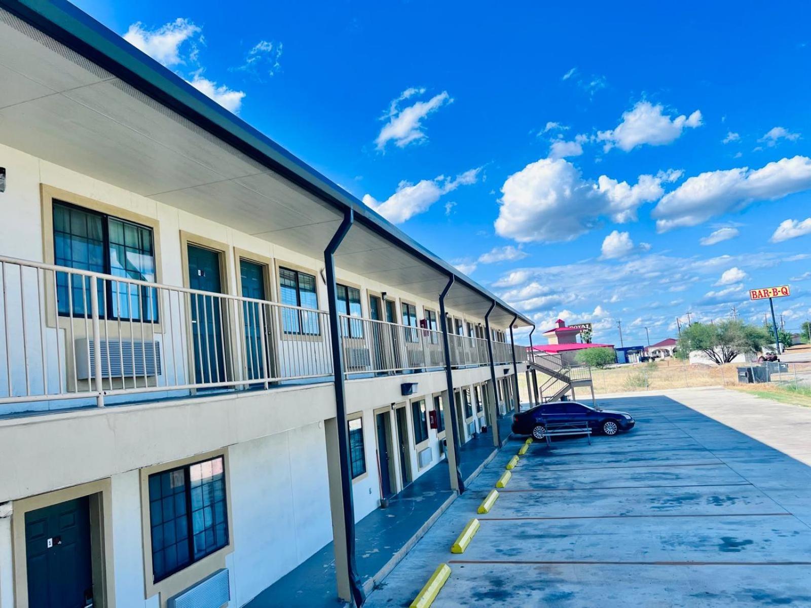 Oyo Garden Inn And Suites Pearsall I-35 East Екстериор снимка