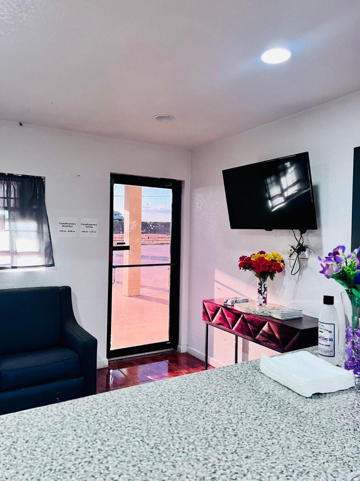 Oyo Garden Inn And Suites Pearsall I-35 East Екстериор снимка
